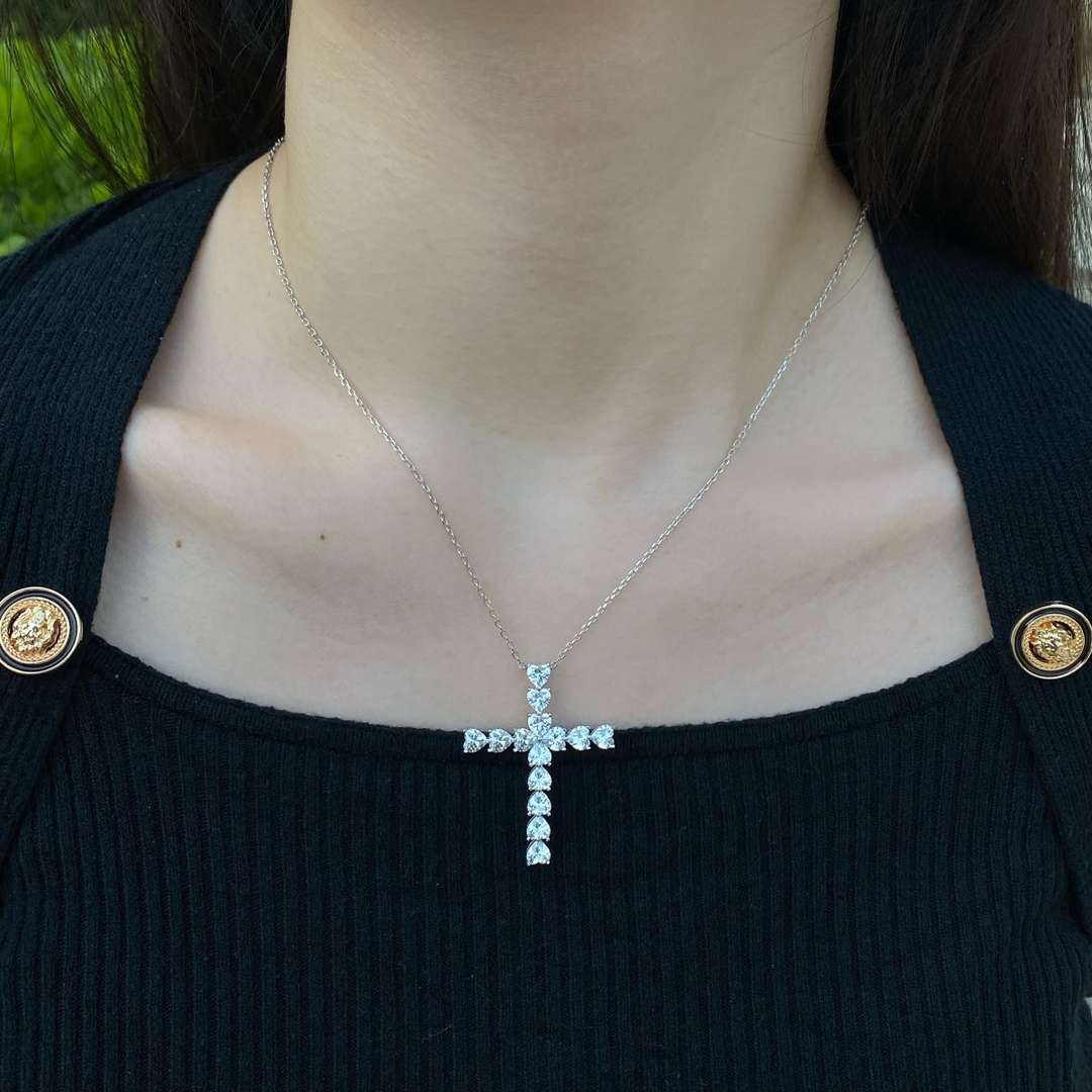 [Kismet Jewels ]Radiant Cross Shape Necklace