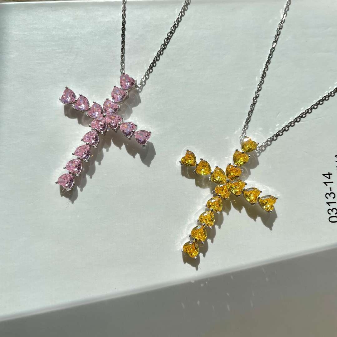 [Kismet Jewels ]Radiant Cross Shape Necklace