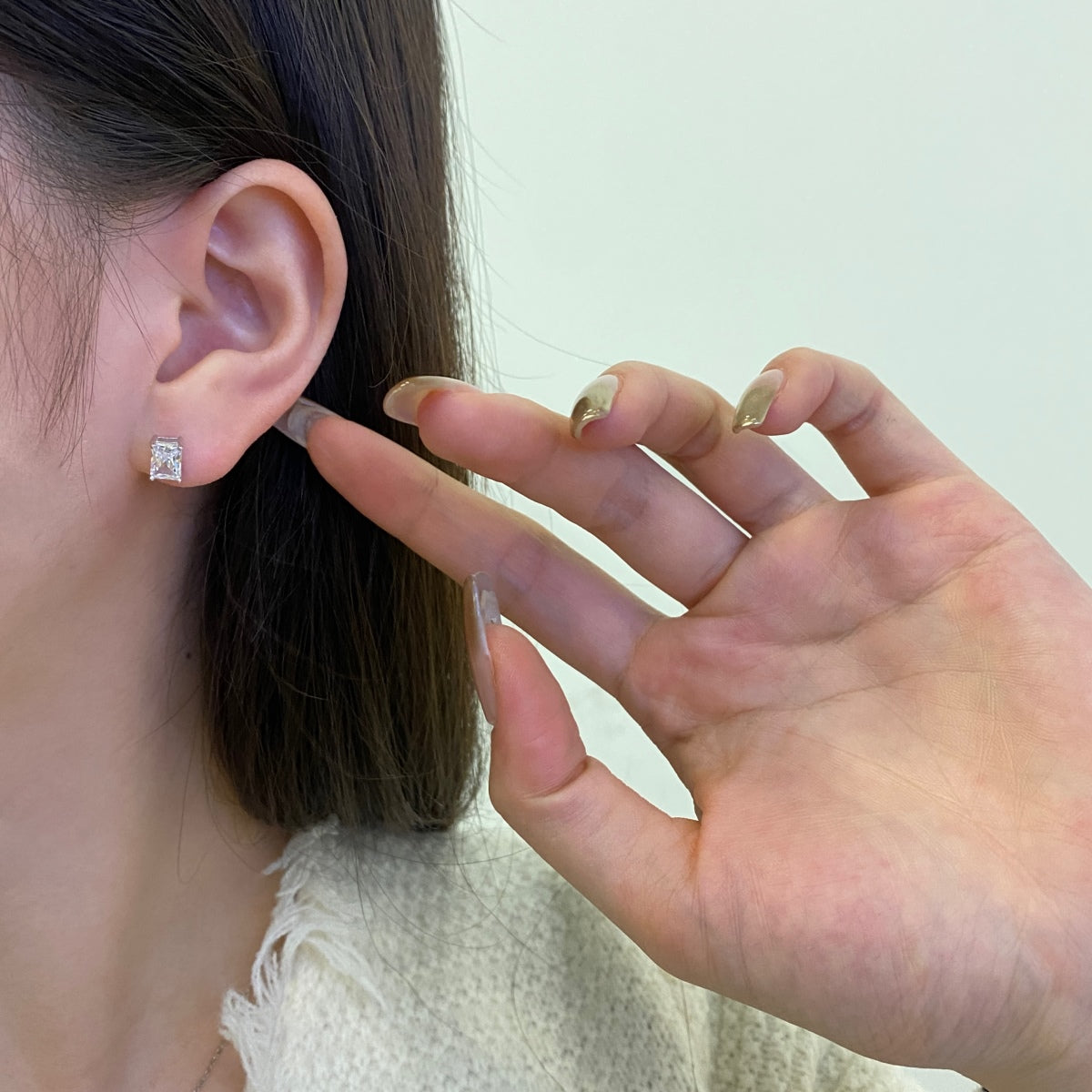 [Kismet Jewels ]Stylish Shiny Rectangular Center Stone Stud Earrings