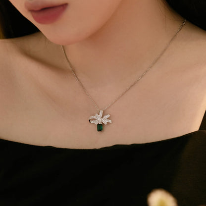 [Kismet Jewels ]Luxurious Flower Shape Emerald Cut Necklace