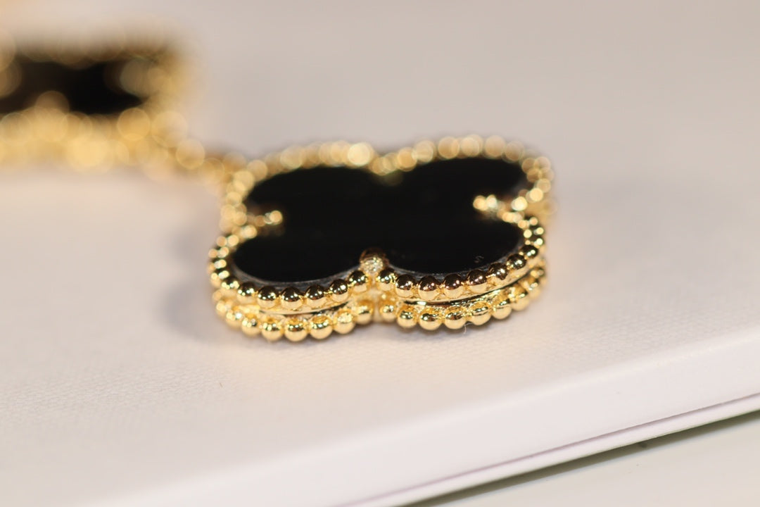 [Kismet Jewels ]CLOVER EARRINGS GOLD ONYX MOP 3 MOTIF