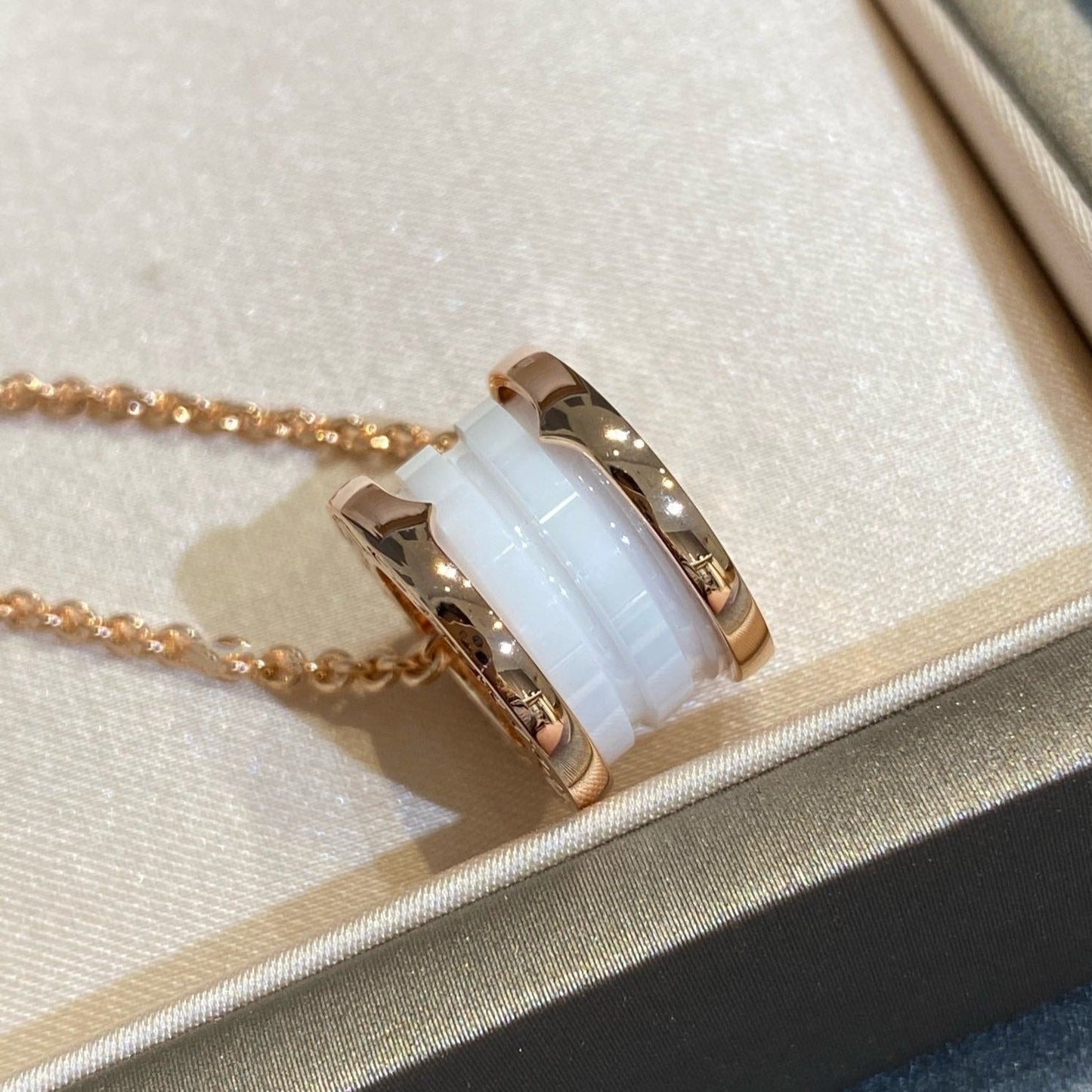 [Kismet Jewels ]ZERO 1 WHITE CERAMIC PINK GOLD NECKLACE