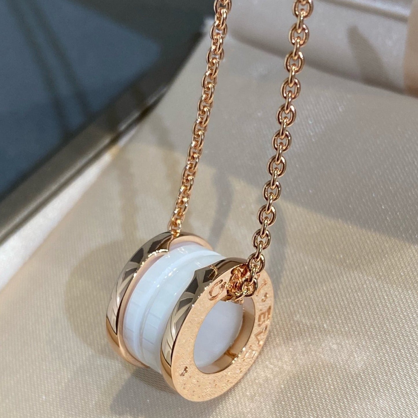 [Kismet Jewels ]ZERO 1 WHITE CERAMIC PINK GOLD NECKLACE