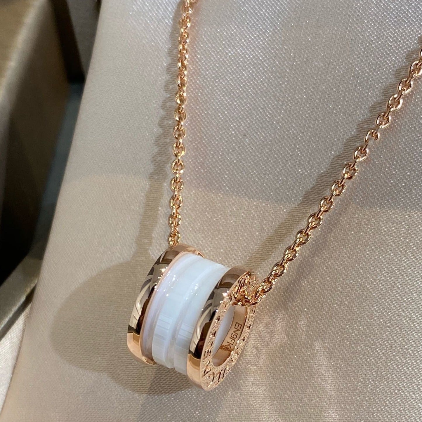 [Kismet Jewels ]ZERO 1 WHITE CERAMIC PINK GOLD NECKLACE
