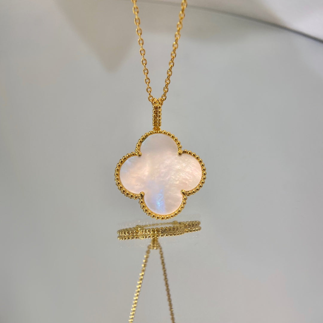 [Kismet Jewels ]CLOVER 25MM MOP LARGE PENDANT NECKLACE