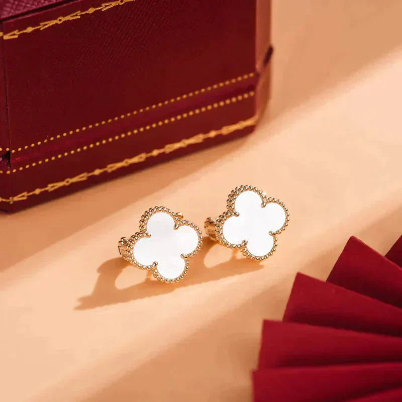 [Kismet Jewels ]CLOVER MEDIUM 1 MOTIFS  WHITE MOP STUD EARRINGS