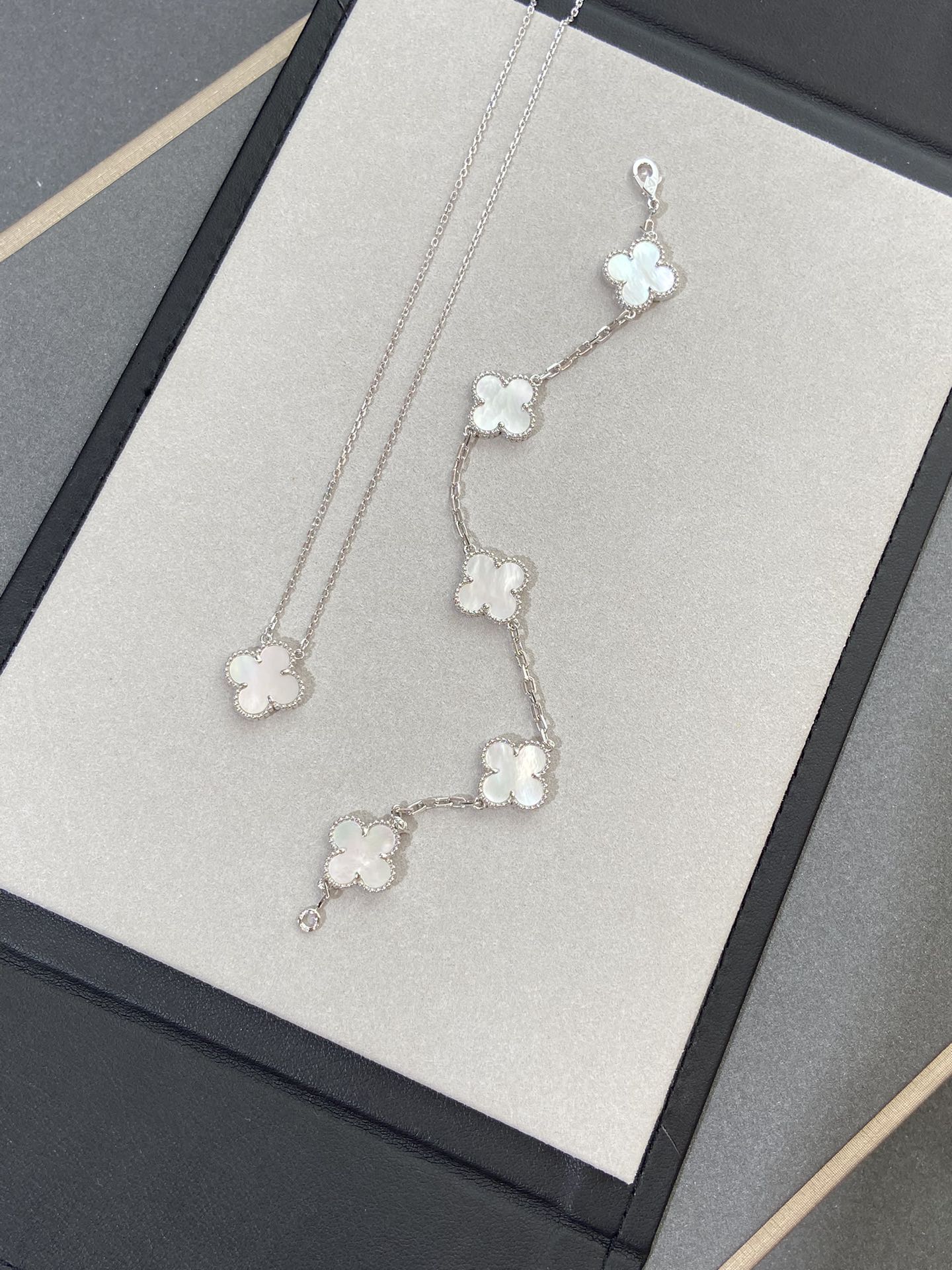 [Kismet Jewels ]CLOVER SILVER MOP 5 MOTIF BRACELET