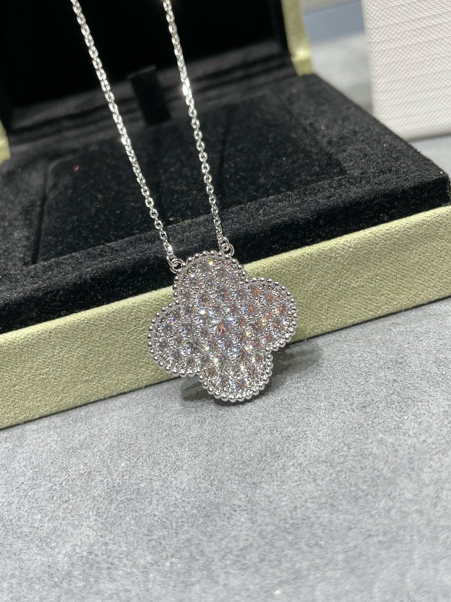 [Kismet Jewels ]CLOVER 25MM LARGE PENDANT DIAMOND PAVED SILVER NECKLACE