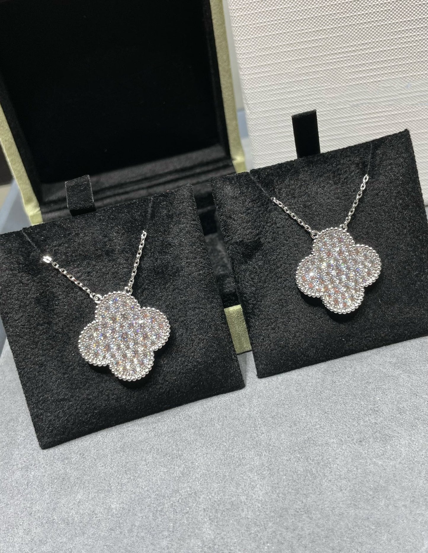 [Kismet Jewels ]CLOVER 25MM LARGE PENDANT DIAMOND PAVED SILVER NECKLACE