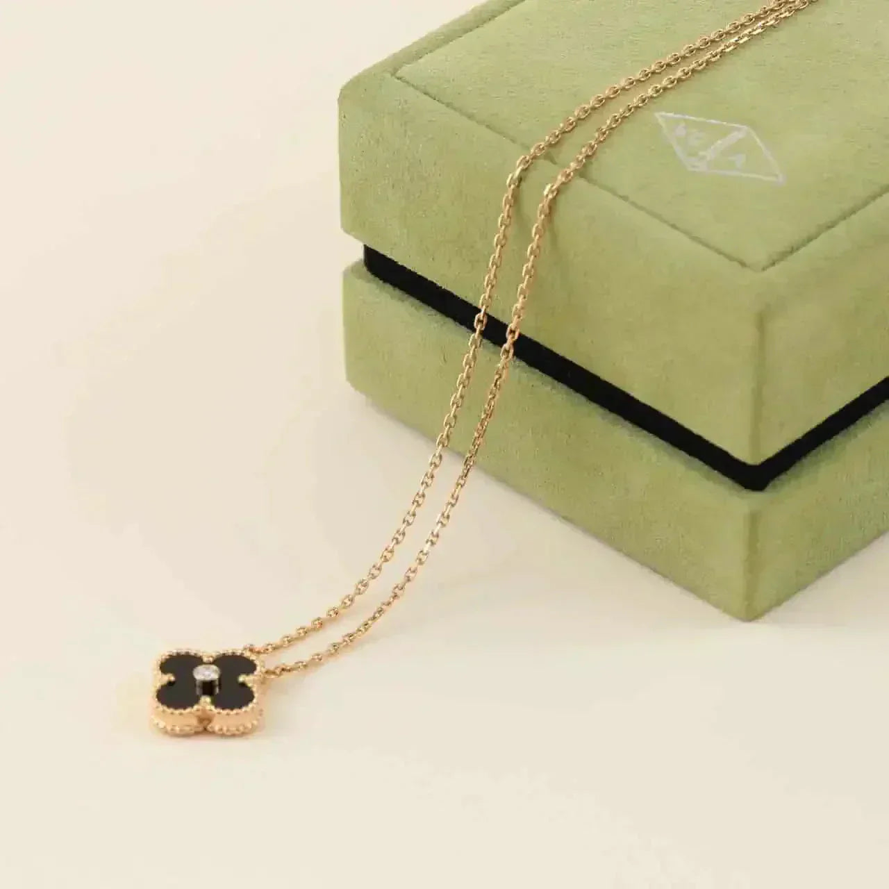 [Kismet Jewels ]CLOVER 15MM DIAMOND ONYX NECKLACE