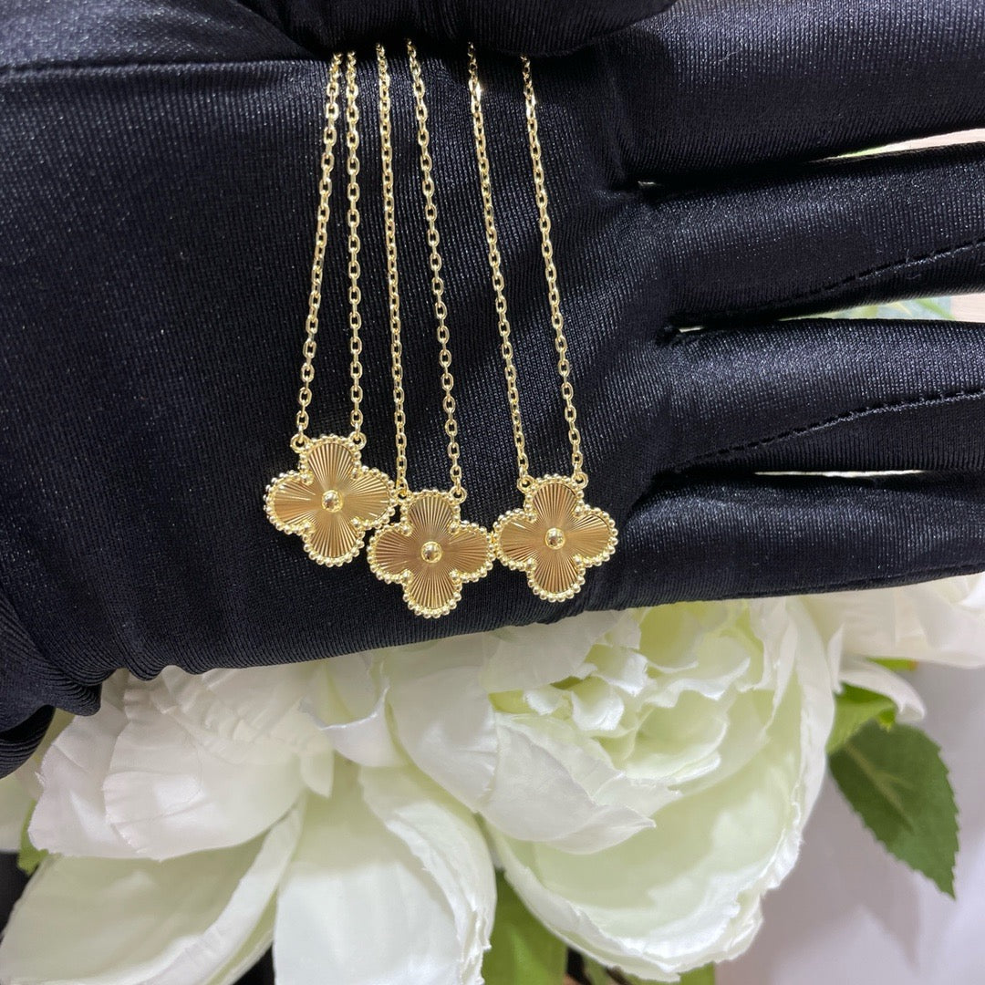 [Kismet Jewels ]CLOVER 15MM LASER NECKLACE