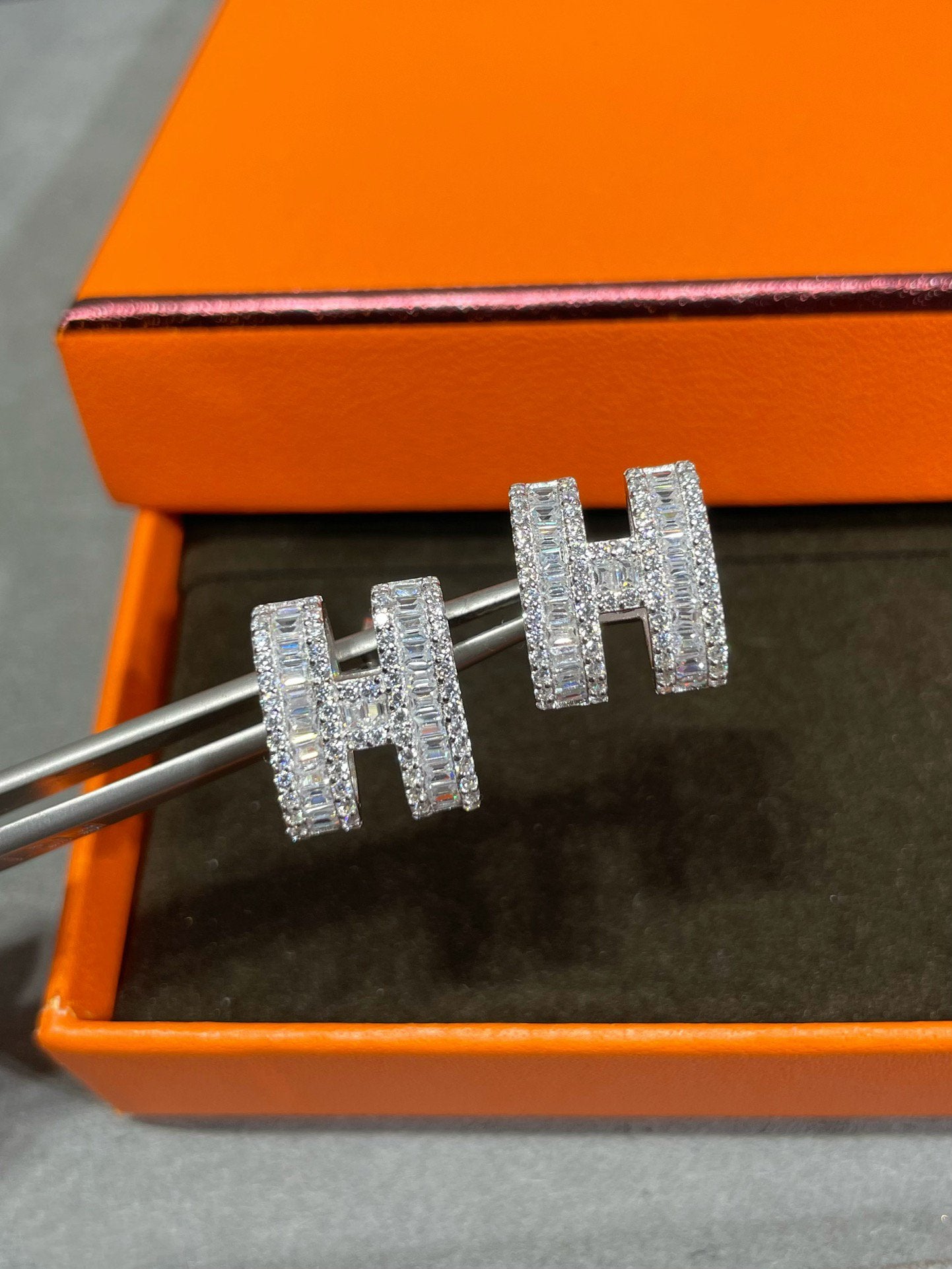 [Kismet Jewels ]H STUD EARRINGS WITH SILVER DIAMONDS