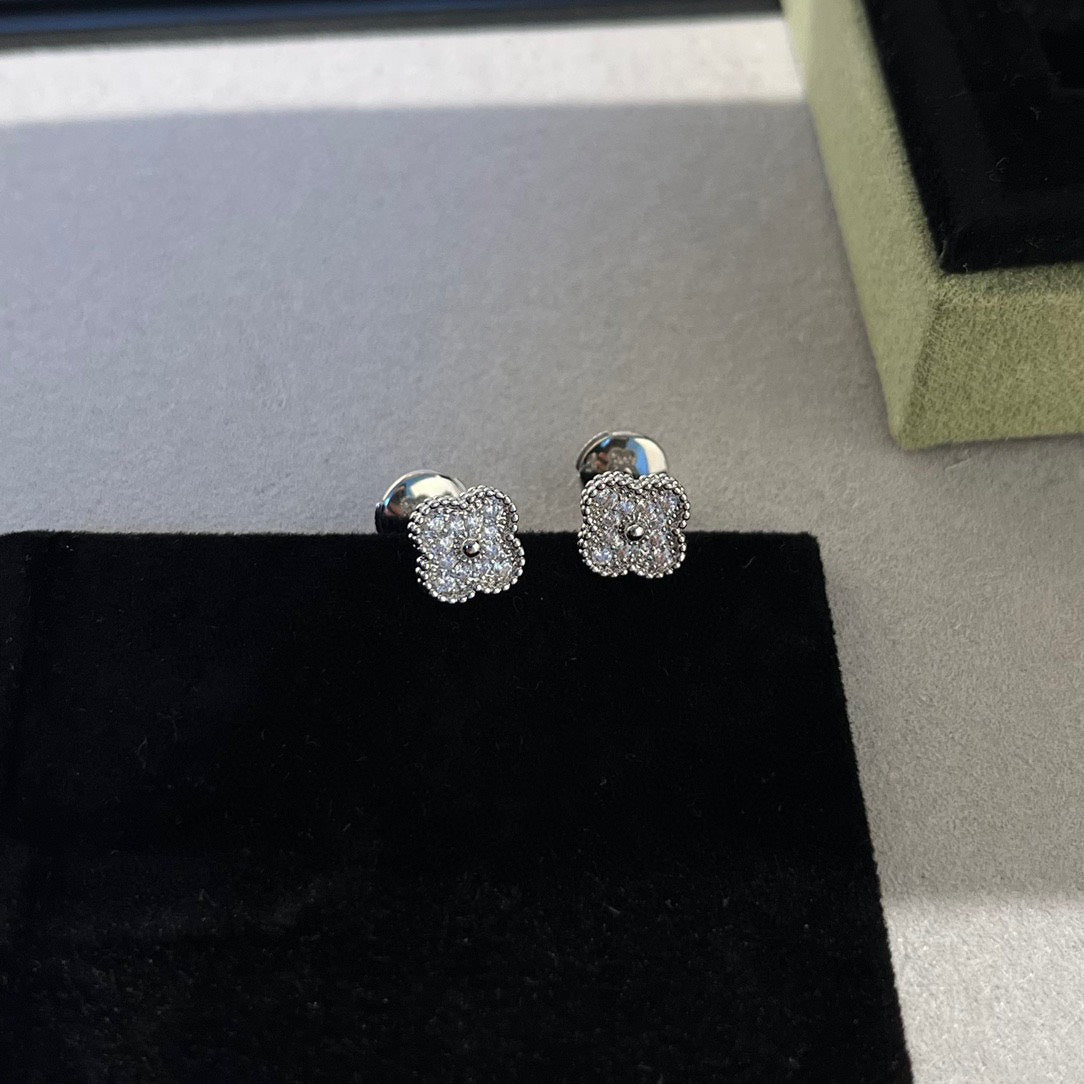 [Kismet Jewels ]CLOVER MINI DIAMOND STUD EARRINGS
